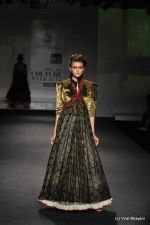 Model walk the ramp for Anju Modi show at PCJ Delhi Couture Week Day 3 on 10th Aug 2012 200 (91).JPG